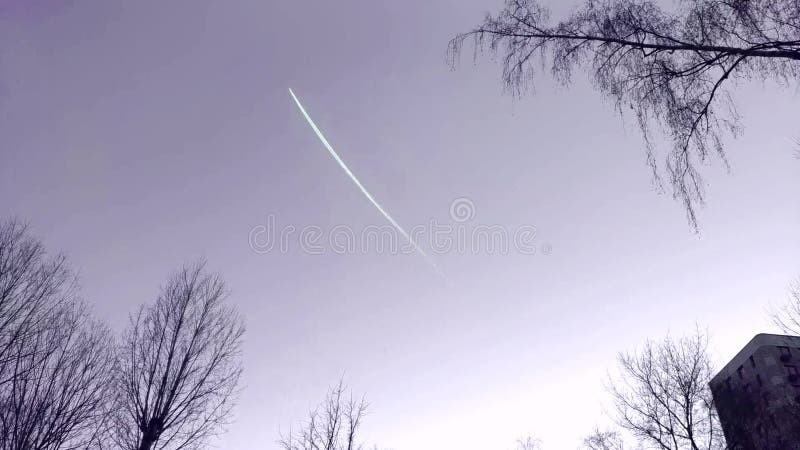 Livello della traccia dell'aeroplano nel cielo L'aereo Tak es fuori