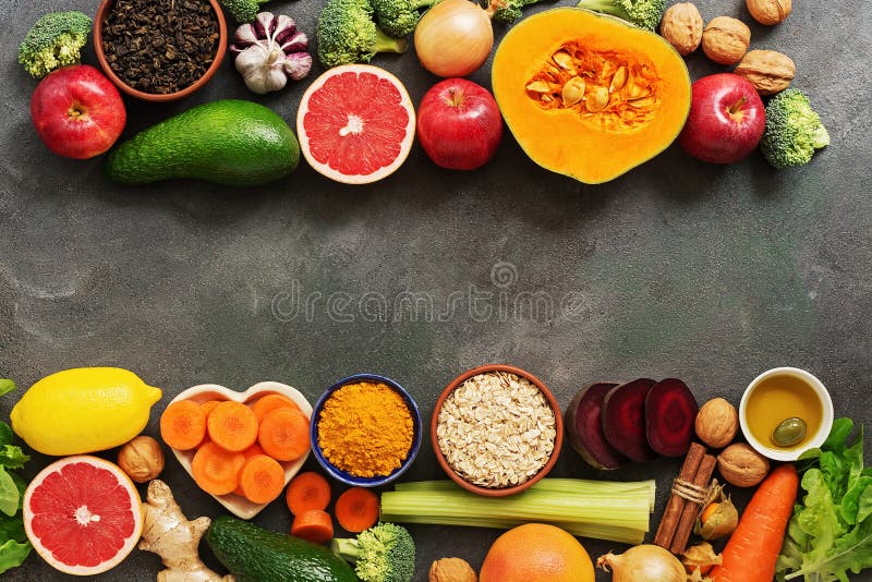 肝排毒饮食概念 水果、蔬菜、坚果、橄榄油、柑橘水果、绿茶、姜黄、燕麦 顶视图，