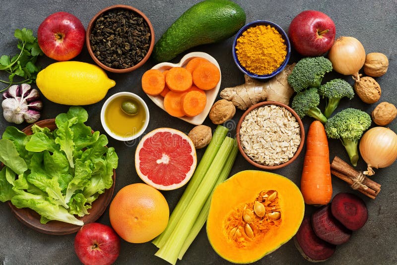 肝排毒饮食概念 肝，水果，蔬菜，坚果，橄榄油，柑橘，绿茶，