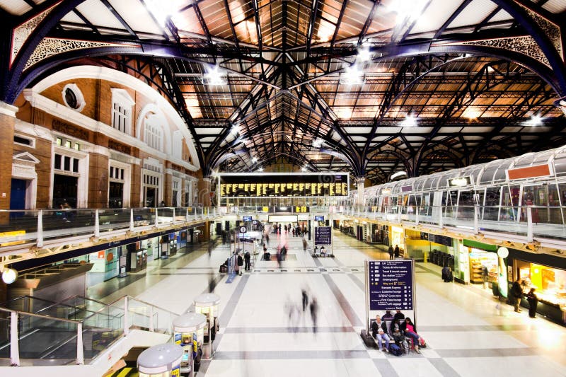 La Stazione di Liverpool Street atrio notte con indistinta di persone.