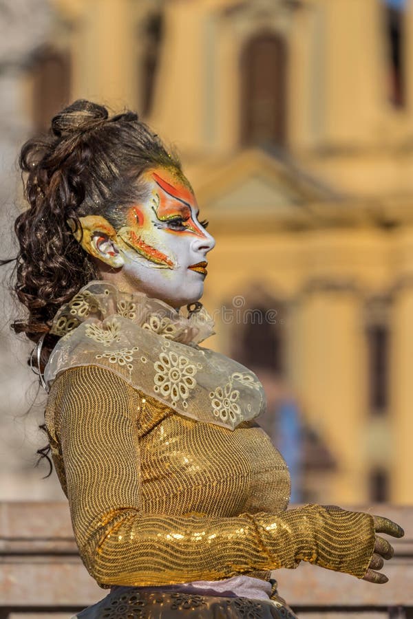 Timisoara, Roumanie - 31 Mars 2017 : Femme En Costume De Mascarade Se  Présentant Comme Une Statue Vivante Au Carnaval CheckArt Banque D'Images et  Photos Libres De Droits. Image 161973292