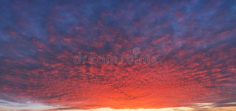 Livlig skymningsolnedgång eller soluppgång Ljus dramatisk himmel Beautifu royaltyfri bild Livlig skymningsolnedgång eller soluppgång Ljus dramatisk himmel Beautifu royaltyfri bild