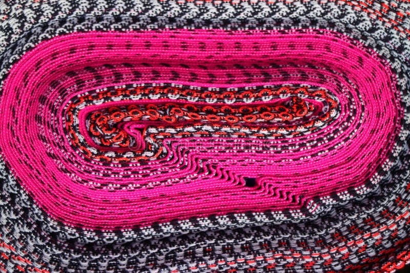 Livliga rosa färger med vitt och marinblått hoprullat peruanskt tyg för bakgrund, textur arkivfoto Livliga rosa färger med vitt och marinblått hoprullat peruanskt tyg för bakgrund, textur arkivfoto