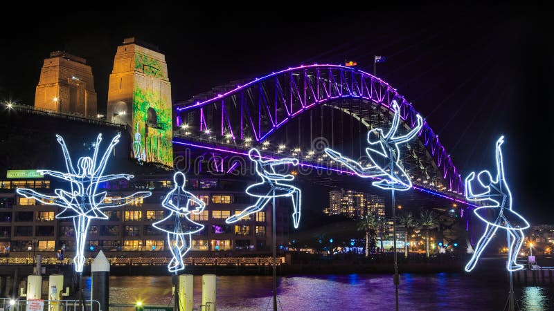 ’Livliga Sydney ’festival Hamnbro- och ballerinaskulpturer på natten royaltyfri foto ’Livliga Sydney ’festival Hamnbro- och ballerinaskulpturer på natten royaltyfri foto