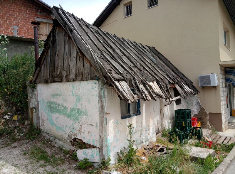 Livno/Bosnien och Hercegovina - Juni 28 2017: Ett litet hus för gammalt trätak i Livno royaltyfria bilder Livno/Bosnien och Hercegovina - Juni 28 2017: Ett litet hus för gammalt trätak i Livno royaltyfria bilder