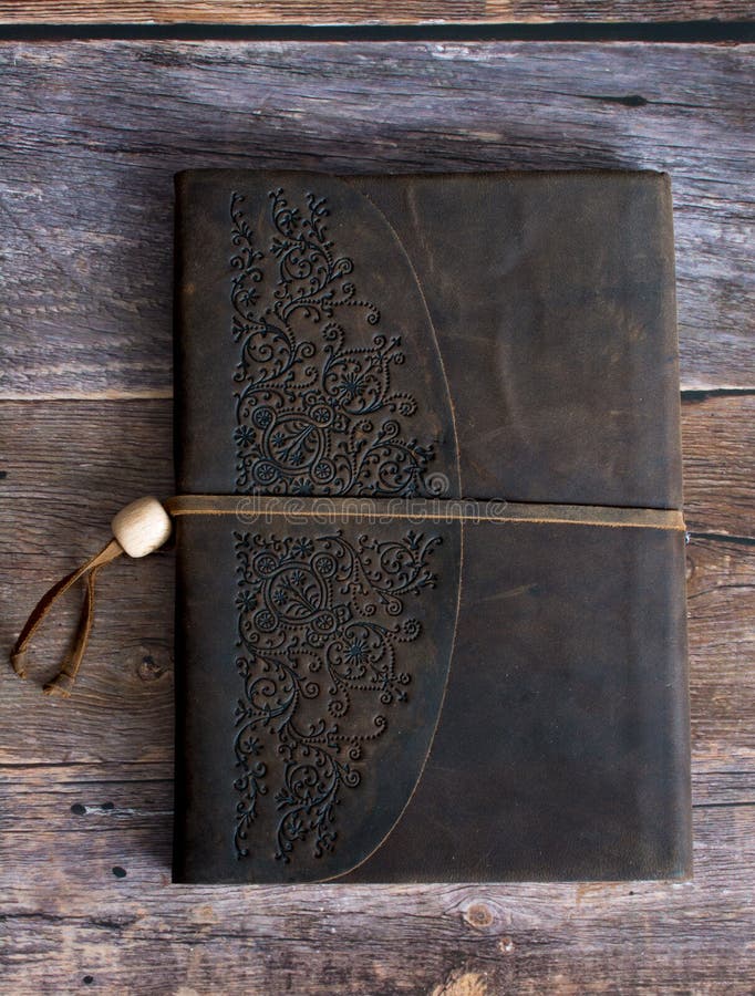 Livre attaché de journal de cuir classique sur un vieux plancher de panneau de grange tout droit images libres de droits Livre attaché de journal de cuir classique sur un vieux plancher de panneau de grange tout droit images libres de droits