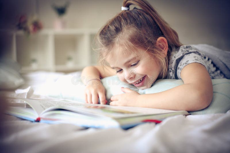 livre dans le lit photographie stock livre dans le lit photographie stock