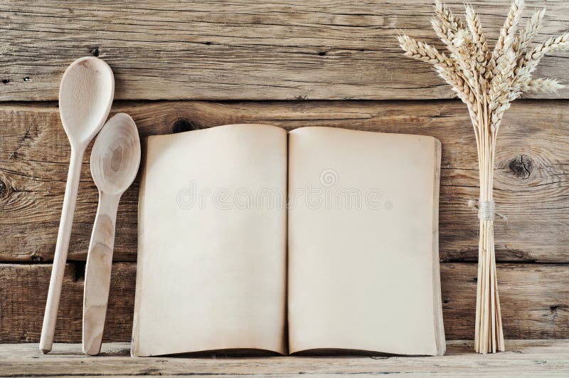 Livre de cuisine avec les pages vides sur le fond en bois images stock Livre de cuisine avec les pages vides sur le fond en bois images stock