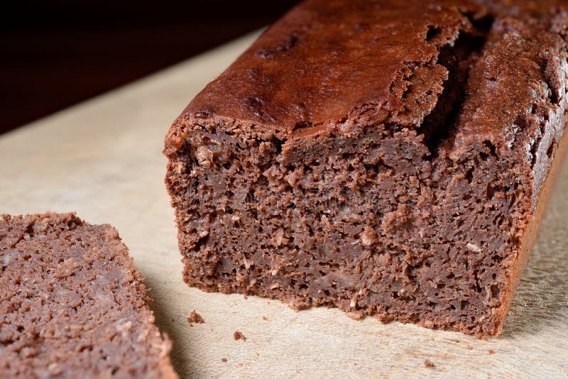 Livre De Gateau Au Chocolat Avec Du Fromage Sur La Planche A Decouper En Bois Photo Stock Image Du Fonce Panneau
