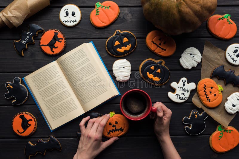 Livre de lecture de femme Halloween image libre de droits Livre de lecture de femme Halloween image libre de droits
