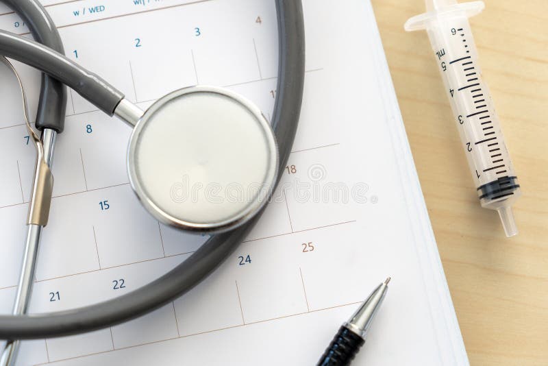 Livre de rendez-vous médical dans le stéthoscope de calendrier et le programme de calendrier à vérifier images libres de droits Livre de rendez-vous médical dans le stéthoscope de calendrier et le programme de calendrier à vérifier images libres de droits