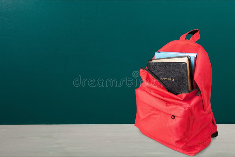 Livre de Sainte Bible dans le sac à dos d'école photo libre de droits Livre de Sainte Bible dans le sac à dos d'école photo libre de droits