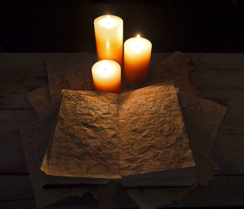 Livre et bougies de Grimoire photo stock Livre et bougies de Grimoire photo stock