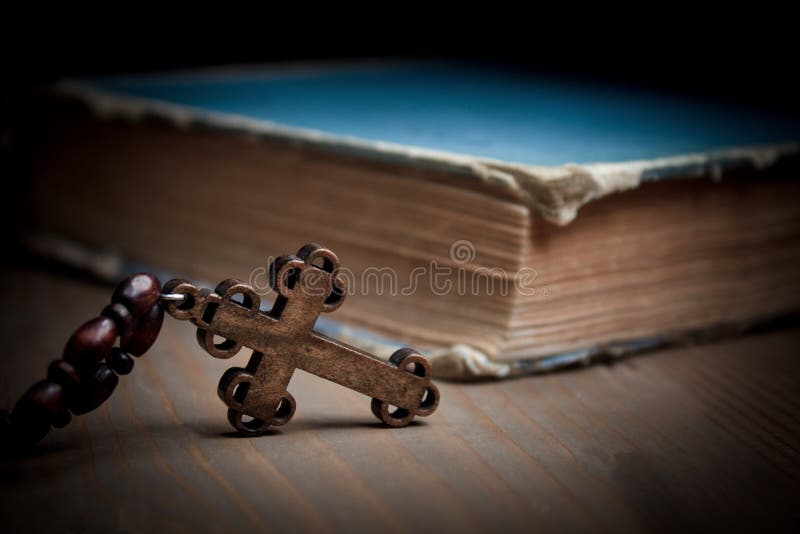 Livre et croix photo stock Livre et croix photo stock