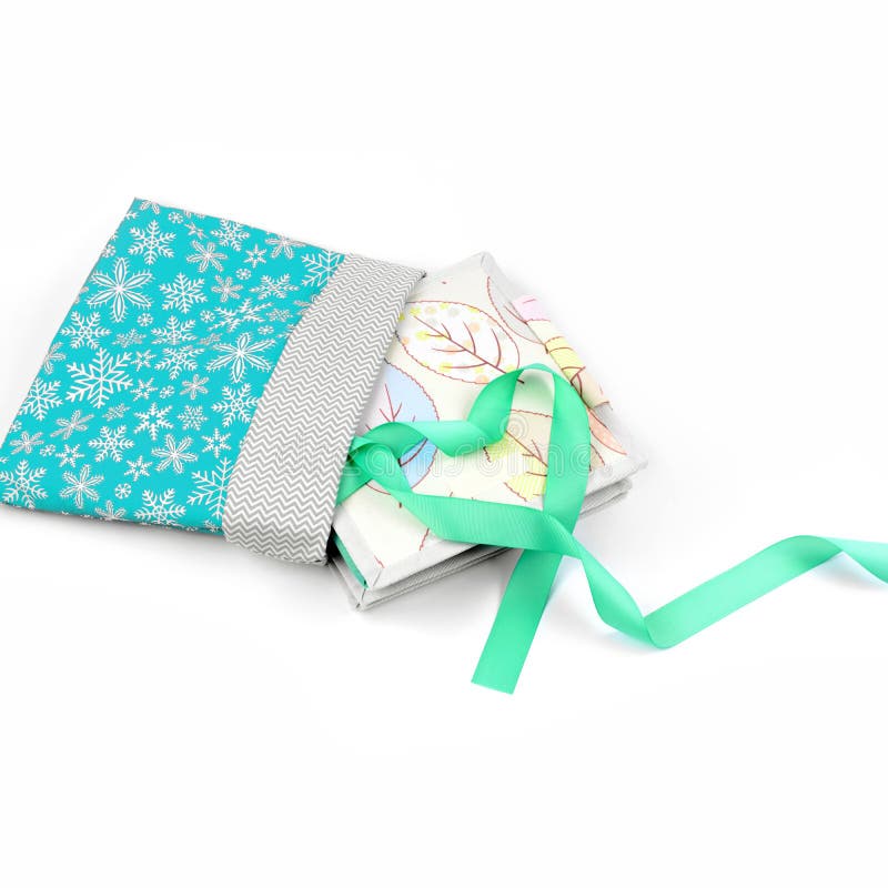 Livre fait main de textile dans l'emballage cadeau photographie stock Livre fait main de textile dans l'emballage cadeau photographie stock