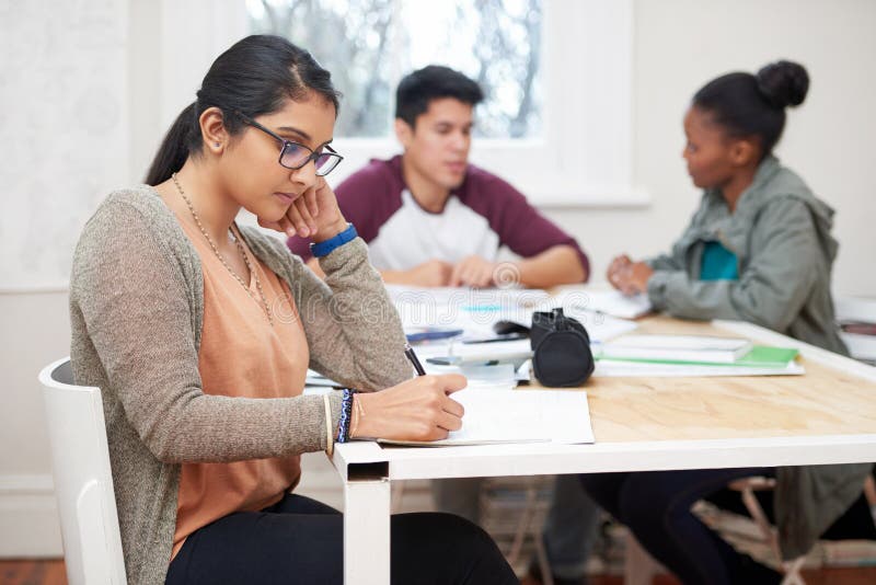 Livre fille et étudiant écriture à l'université étudiant avec des amis pour l'assignation à l'examen ou l'examen. éducation à la l image stock