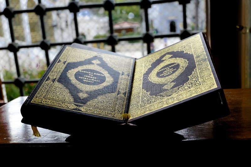 Livre musulman de Quran sur un support photographie stock Livre musulman de Quran sur un support photographie stock