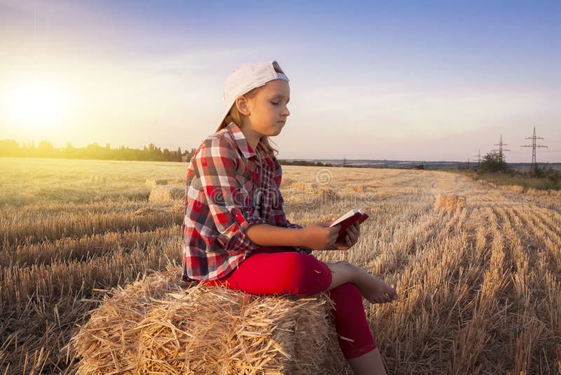 Livre ou bible de lecture d'enfant dehors Petite fille mignonne lisant la bible photos libres de droits Livre ou bible de lecture d'enfant dehors Petite fille mignonne lisant la bible photos libres de droits