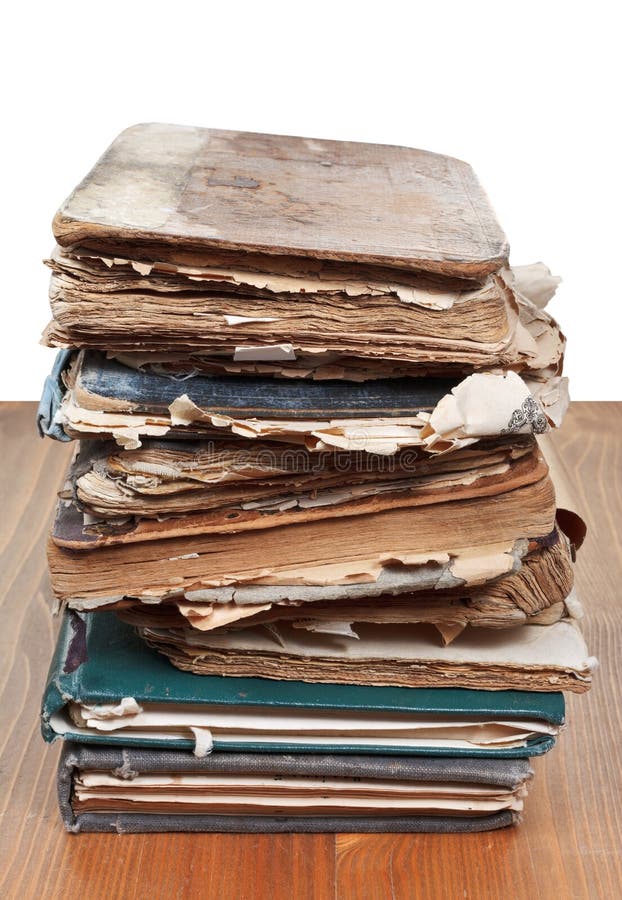 Livres antiques de pile sur la table en bois photos libres de droits Livres antiques de pile sur la table en bois photos libres de droits