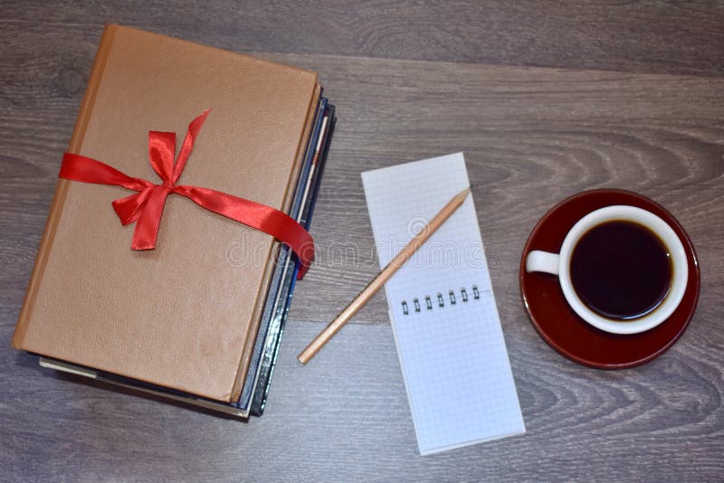 Livres café et carnet avec le crayon images stock Livres café et carnet avec le crayon images stock