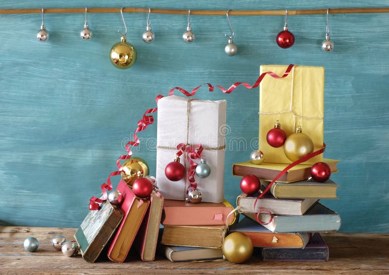 Livres comme l'éducation de littérature de lecture de cadeau de Noël de cadeau de Noël faisant un cadeau