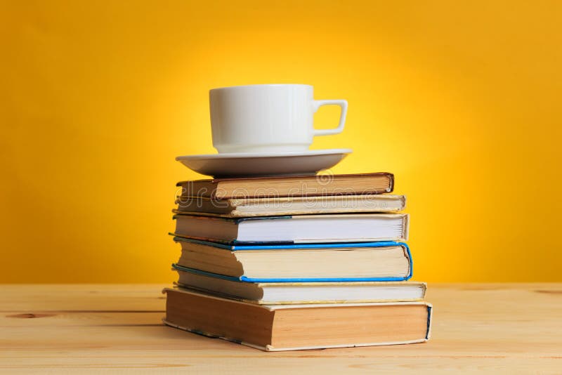 Livres et cuvette de café photographie stock libre de droits Livres et cuvette de café photographie stock libre de droits