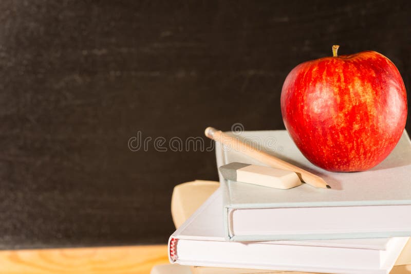 Livres et pomme d'école scolaires traditionnels d'étude
