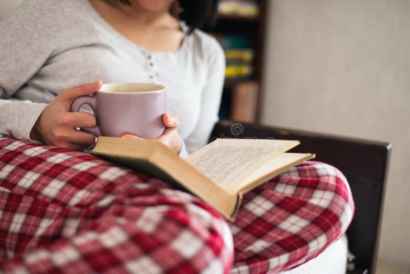 Livro bebendo do chá e de leitura