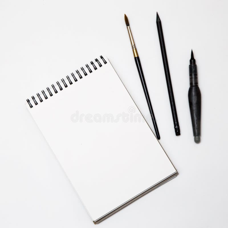 Livro Branco vazio com a escova no fundo preto e branco imagens de stock royalty free Livro Branco vazio com a escova no fundo preto e branco imagens de stock royalty free