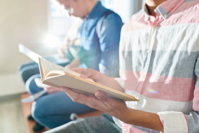 Livro de leitura antes do exame foto de stock Livro de leitura antes do exame foto de stock