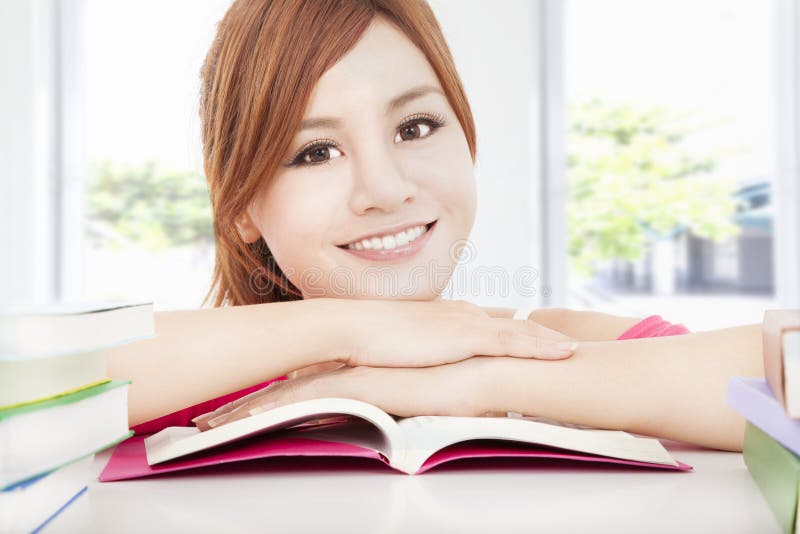 Livro de leitura asiático da menina