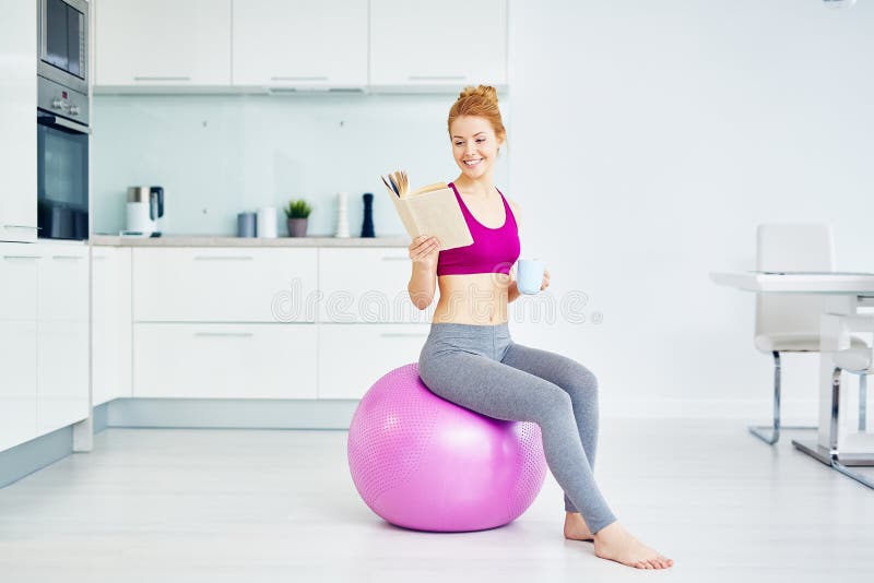 Livro de leitura bonito e saudável da mulher fotografia de stock
