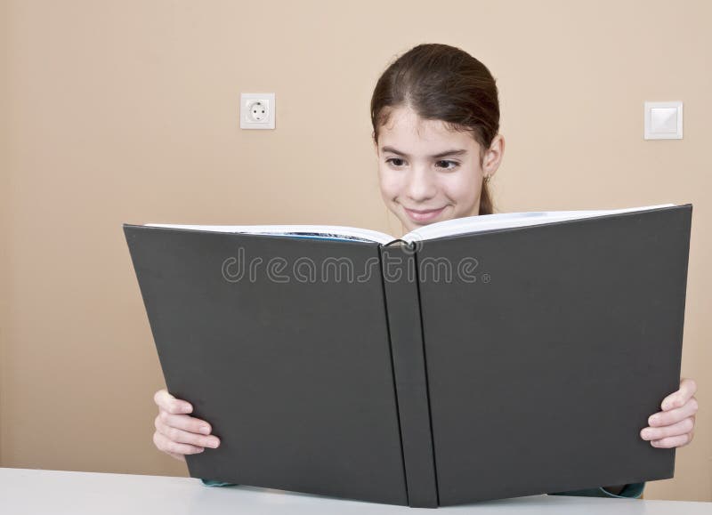 Livro de leitura da jovem mulher foto de stock royalty free Livro de leitura da jovem mulher foto de stock royalty free