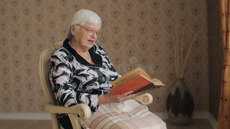 Livro de leitura da mulher adulta vídeos de arquivo