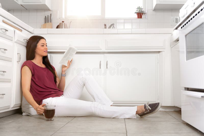 Livro de leitura das mulheres com café na casa minúscula da casa, apartamento compacto pequeno