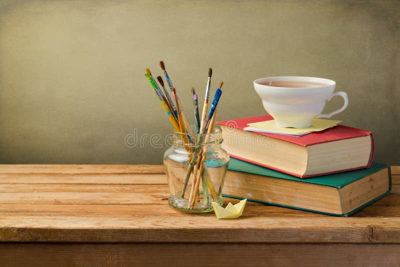 Livros do vintage, copo do chá imagem de stock royalty free Livros do vintage, copo do chá imagem de stock royalty free