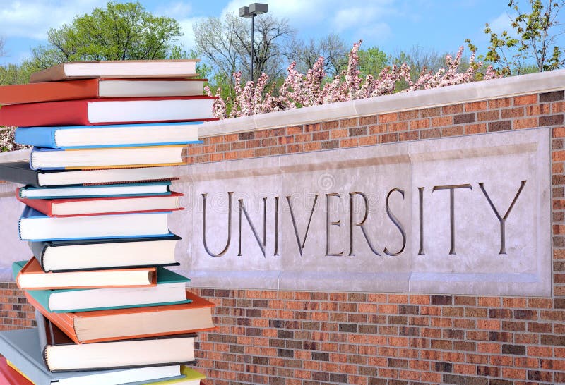 Livros em frente à universidade fotos de stock royalty free