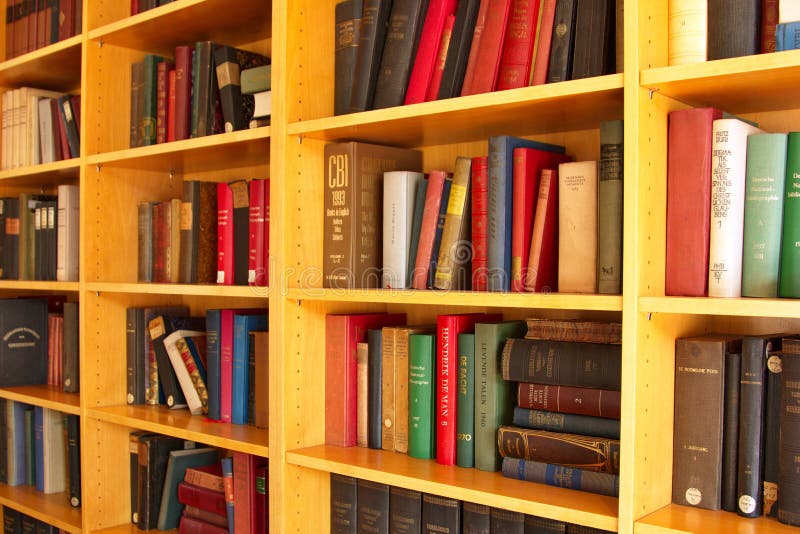 Livros nas prateleiras foto de stock Livros nas prateleiras foto de stock
