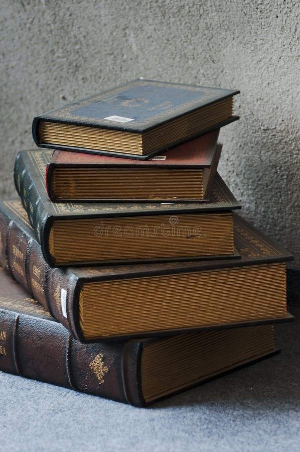 Livros no assoalho fotografia de stock royalty free Livros no assoalho fotografia de stock royalty free
