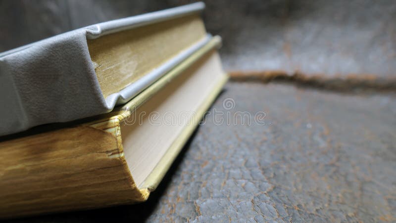 Livros velhos das datas velhas imagens de stock