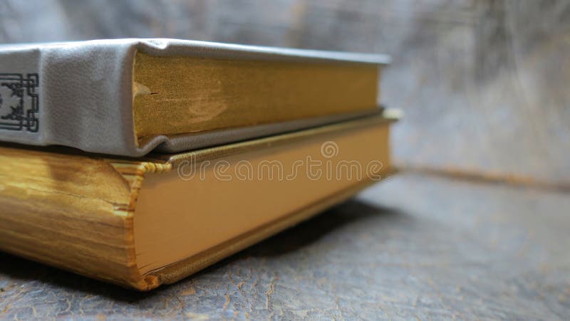 Livros velhos das datas velhas fotos de stock royalty free