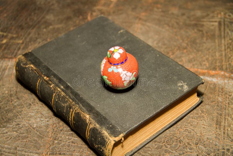 Livros velhos das datas velhas imagens de stock