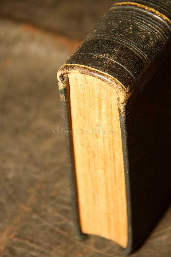 Livros velhos das datas velhas fotografia de stock