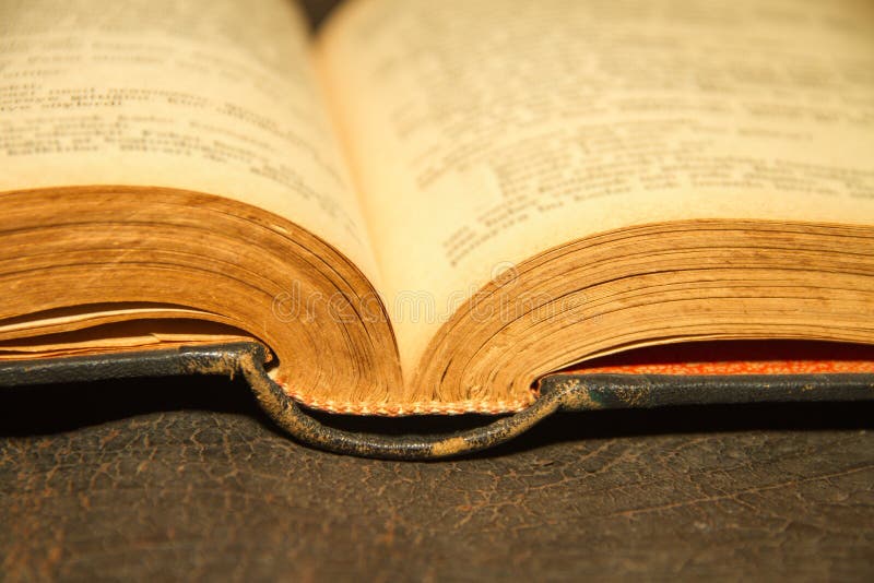 Livros velhos das datas velhas fotografia de stock royalty free