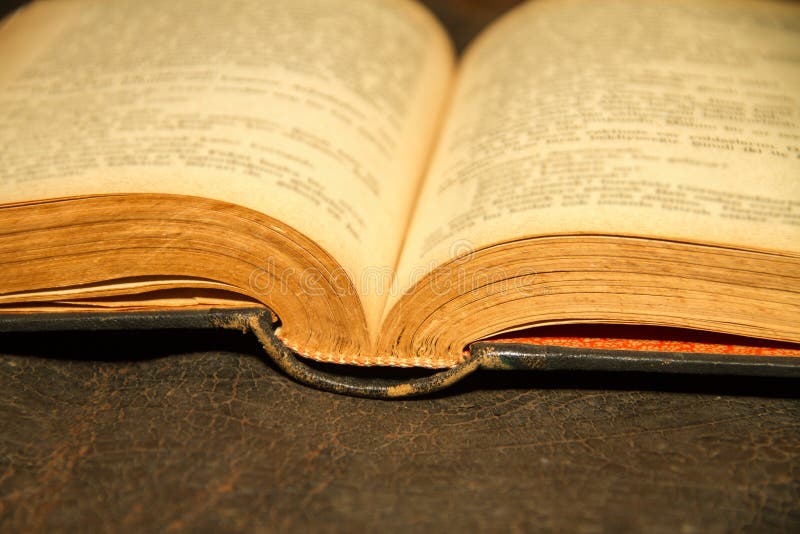 Livros velhos das datas velhas fotografia de stock