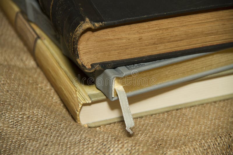 Livros velhos das datas velhas imagens de stock