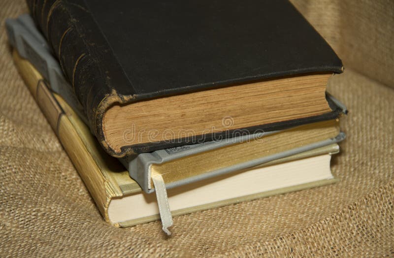 Livros velhos das datas velhas fotos de stock