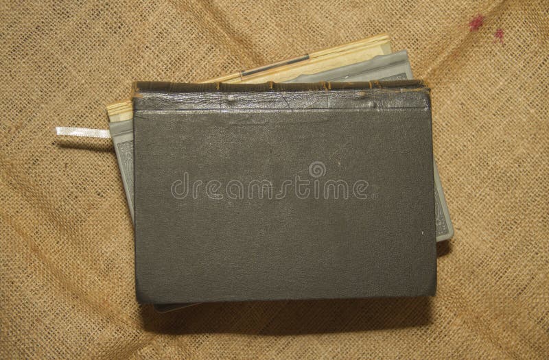 Livros velhos das datas velhas fotografia de stock royalty free