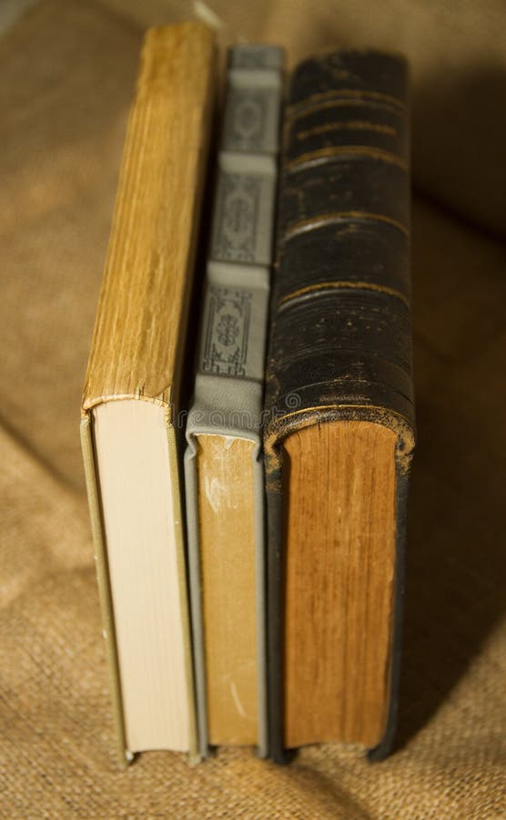 Livros velhos das datas velhas fotografia de stock royalty free