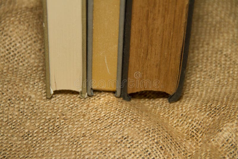 Livros velhos das datas velhas imagens de stock